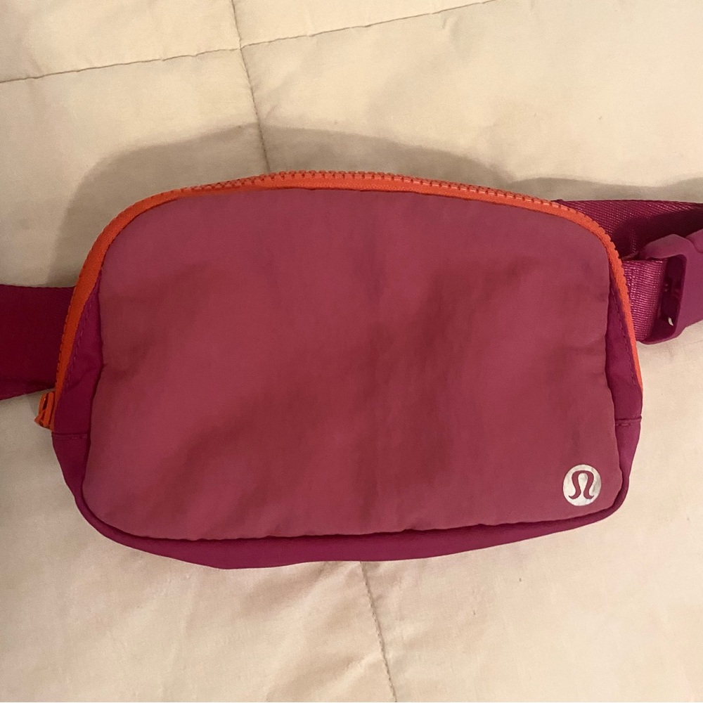 Lululemon Everywhere Belt Bag hot pink/orange